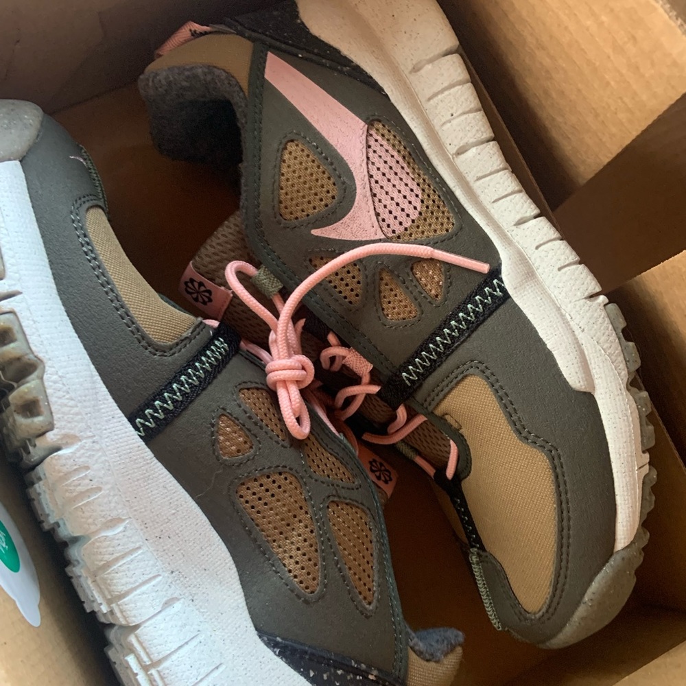 9.5 NEW Nike Free Terra Vista shoes ($120)